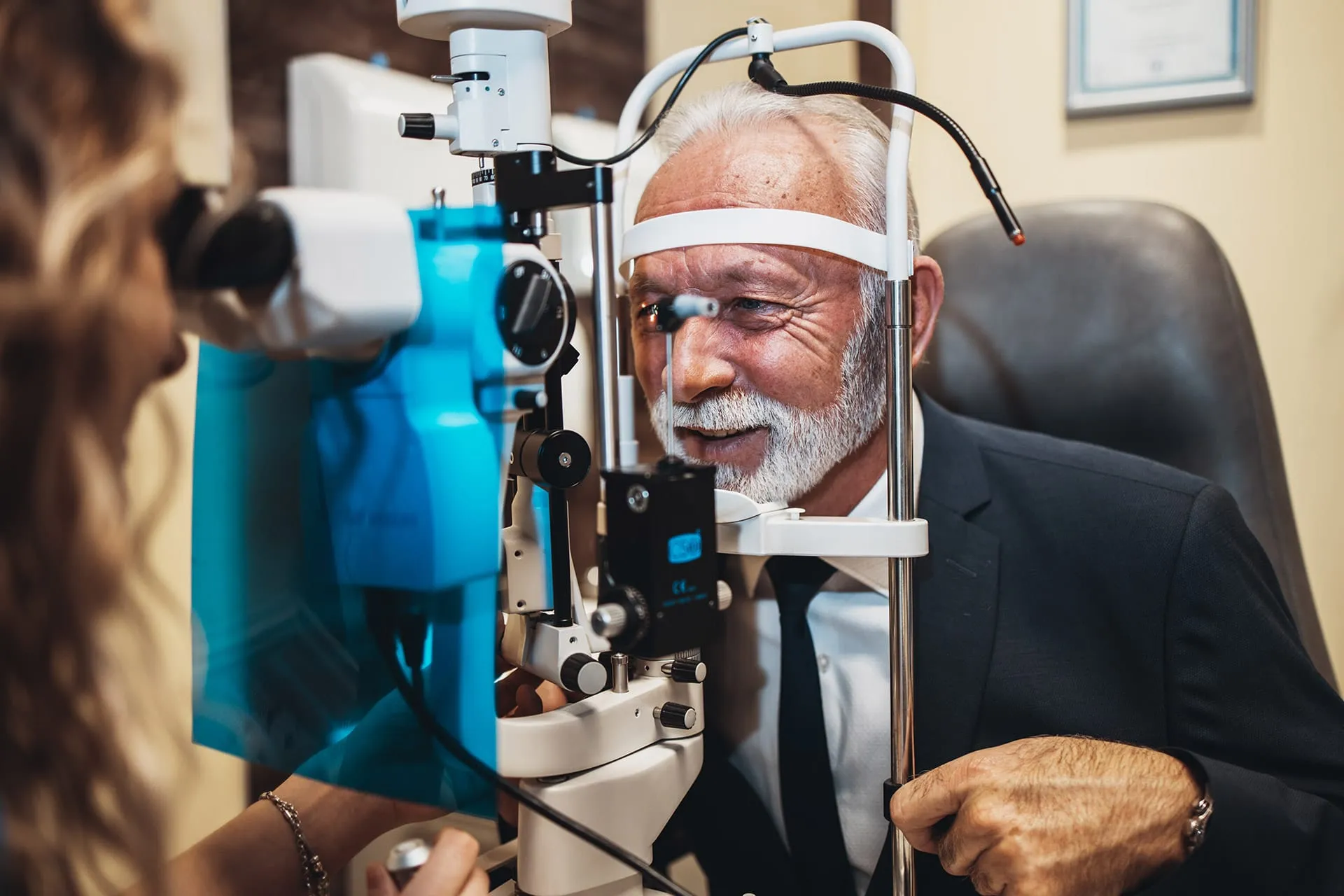 Augenarztuntersuchung bei einem älteren Herren